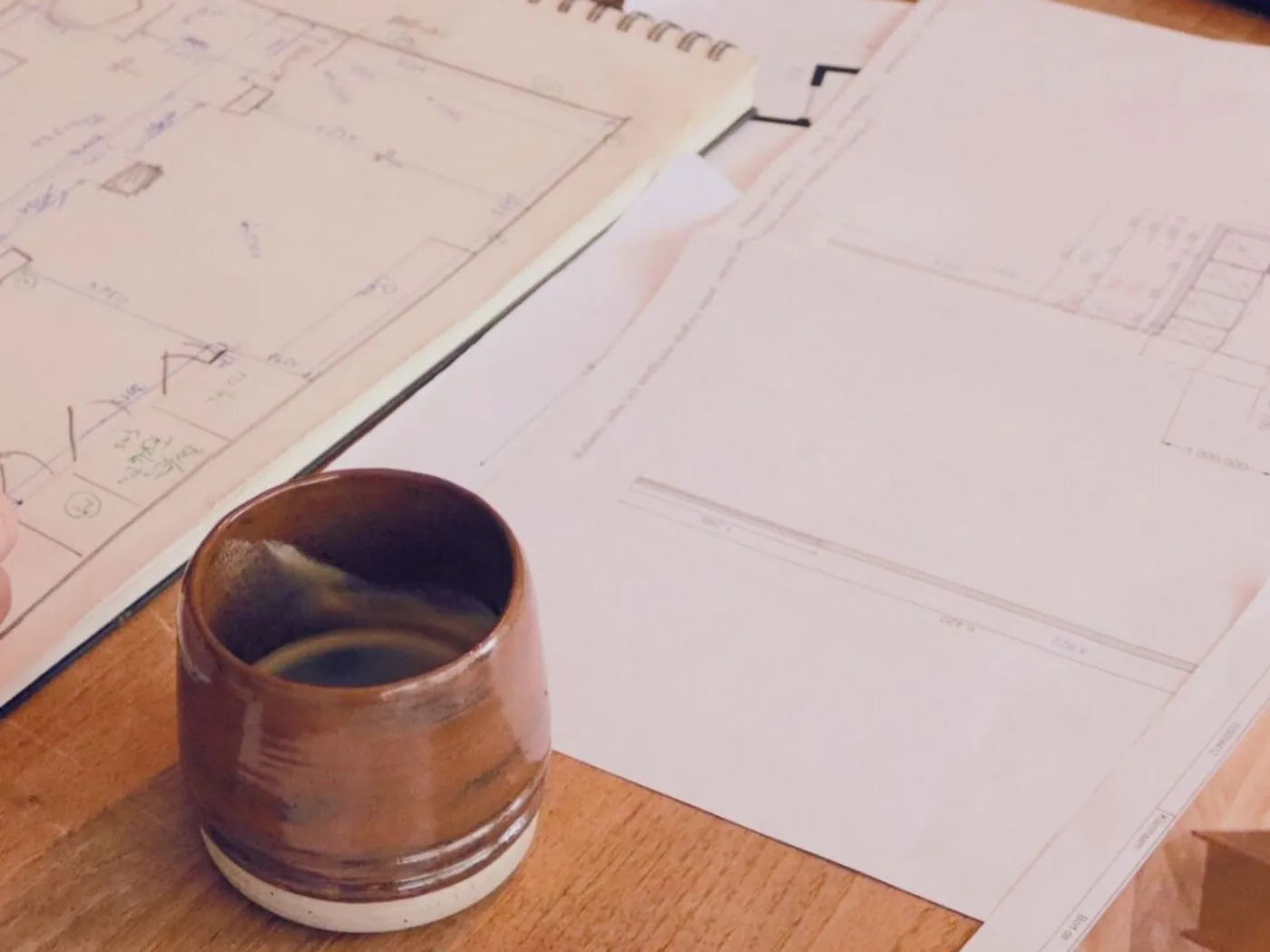 Plattegronden en ontwerpbespreking aan tafel